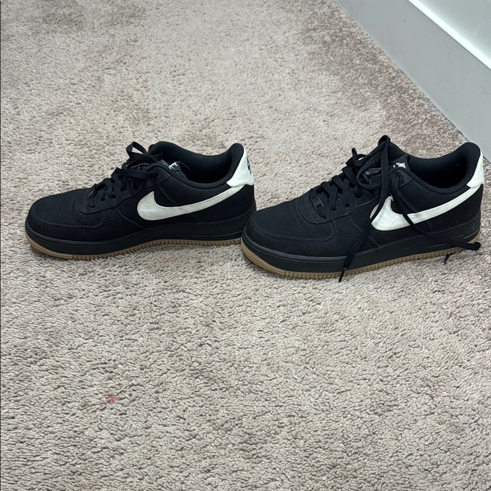 Nike Men's Black White Gum-sole Sneakers - Picture 2 of 5